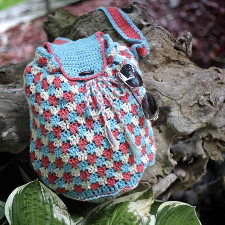 Heart eyes for this crochet pattern! I mean, how could you not? It's rare to come by crochet patterns for crossbody bags that combine more than two colours and this one simply nailed it. The granny spike stitch doesn't look very granny at all! Instead its chic and if you turn down to the bottom of the bag -- I'm lost for words really.