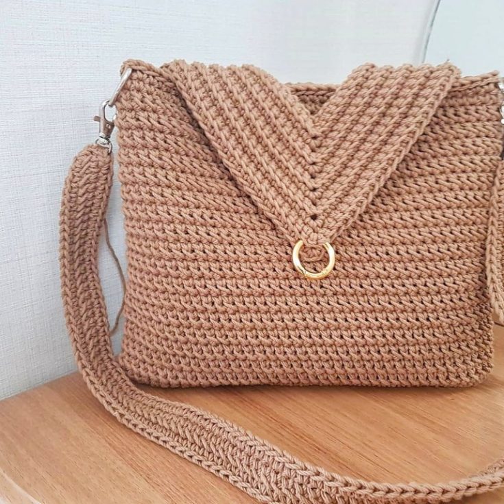 Combining a relaxed boxy shape of the body of the bag with an eccentric triangular flap and clasp is what makes this crossbody bag stand out from the rest. What's even better is that this guide includes a video for all you visual learners.