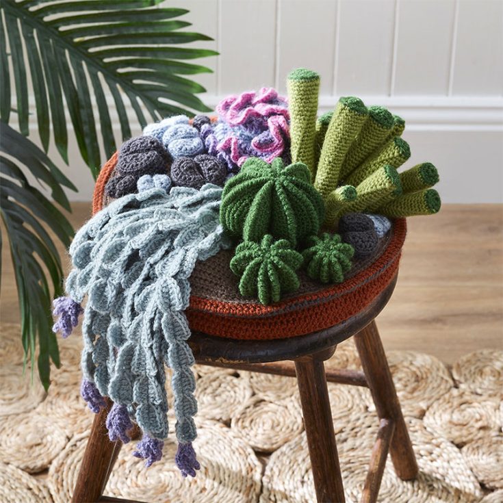 Featuring ECHINOPSIS (Round Cactus), FENESTRARIA (Straight Cactus), RUFFLED ECHEVERIA, SCHLUMBERGERER (Christmas Cactus) and the LITHOPS (Stone plant), this is a relatively larger project at 28cm in diameter that requires patience and an intermediate skill. Even the small flowers, soil and pot are made of yarn!