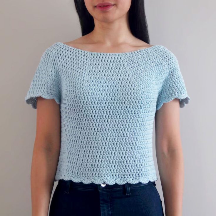 This lovely shirt has a boxy fit with a wide boat neck and cute scallop edging. The shell edges really make this top reminiscent of summer! It also comes with a video tutorial. The sizing guide follows size XS (S, M, L, XL, 2XL, 3XL).