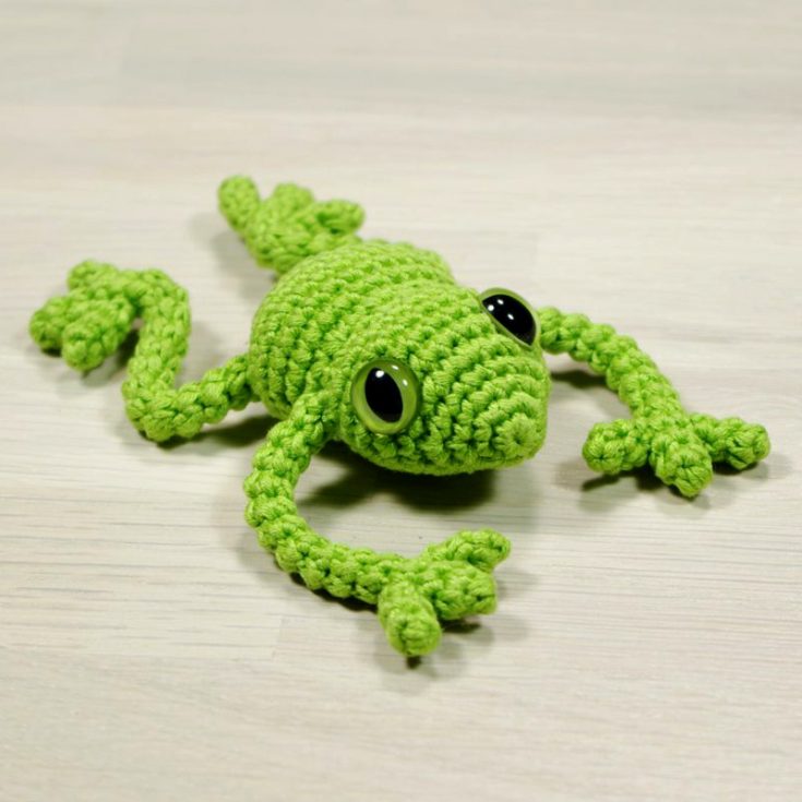 crochet green tree frog