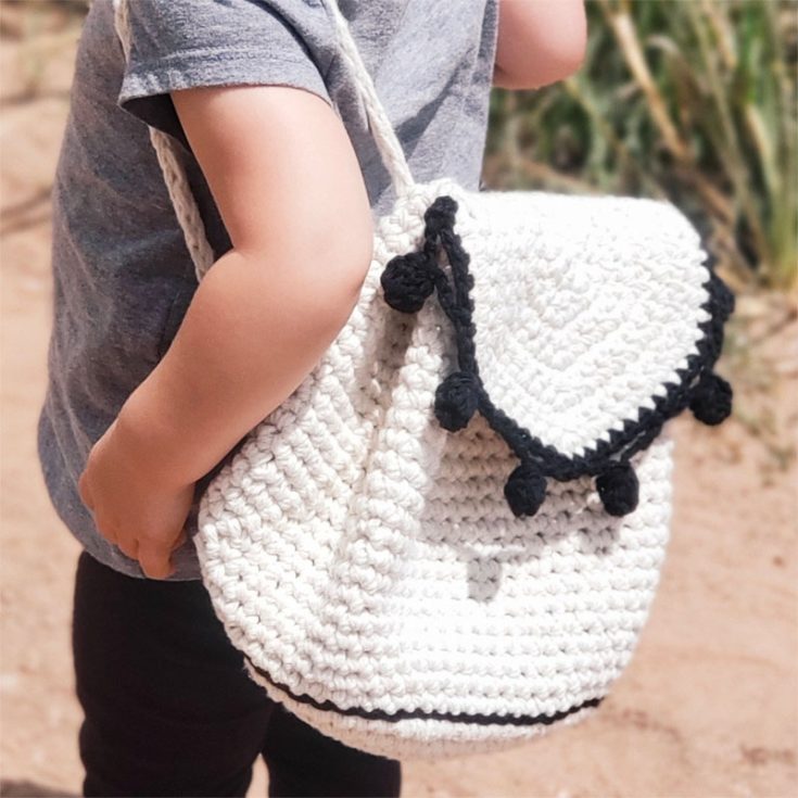 This knapsack pattern is definitely giving boho vibes. It also gives sophistication with a dash of playfulness. This is an intermediate-difficulty knapsack pattern, as surface crochet is used for the details.