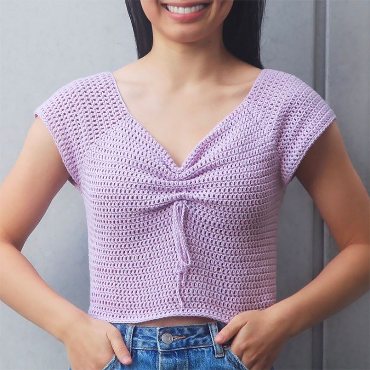 This darling top will be loved by all who want to show a bit of skin around the waistline. This pattern is worked top down, so you can easily increase the length as you go. The sizing guide follows size XS (S, M, L, XL, 2XL, 3XL).