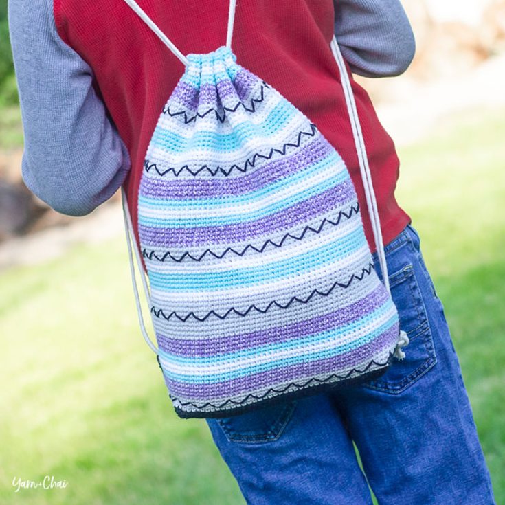 This zig zag bag features five colors of yarn in a loose striping pattern with surface detailing to give it more texture. If you know how to single crochet, then you definitely can give this a go!
