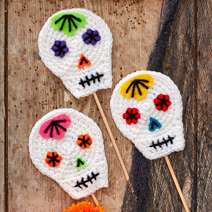 For something else to go with the spiral lolly crochet mentioned above, these free red heart skull party sticks are simple 2D crochet patterns that beginners can easily master. They're fast to make so you can quickly make them in bulks and stick them all around your house and your party bowls.