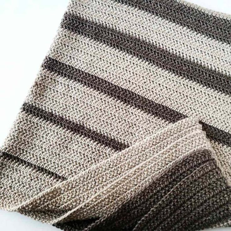 This pattern uses a variation of the hdc &ndash; the herringbone half-double crochet stitch. You&rsquo;ll find a detailed chart for different blanket sizes and a calculation on the pattern repeat for various color combinations.