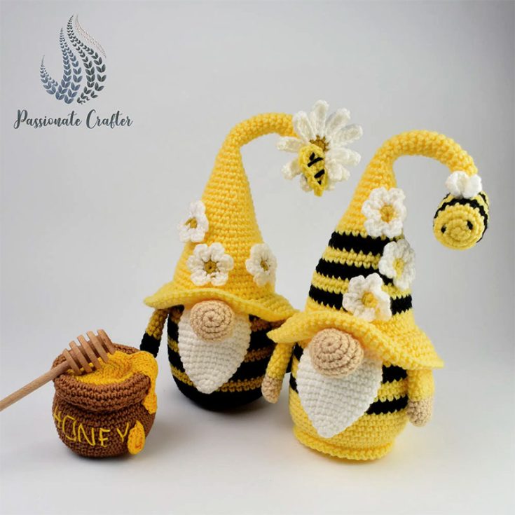 A bumble bee and a gnome. Who would ever expect this unlikely pair? But surprisingly, they work well together. Learn how to crochet this bumble bee gnome with this tutorial.