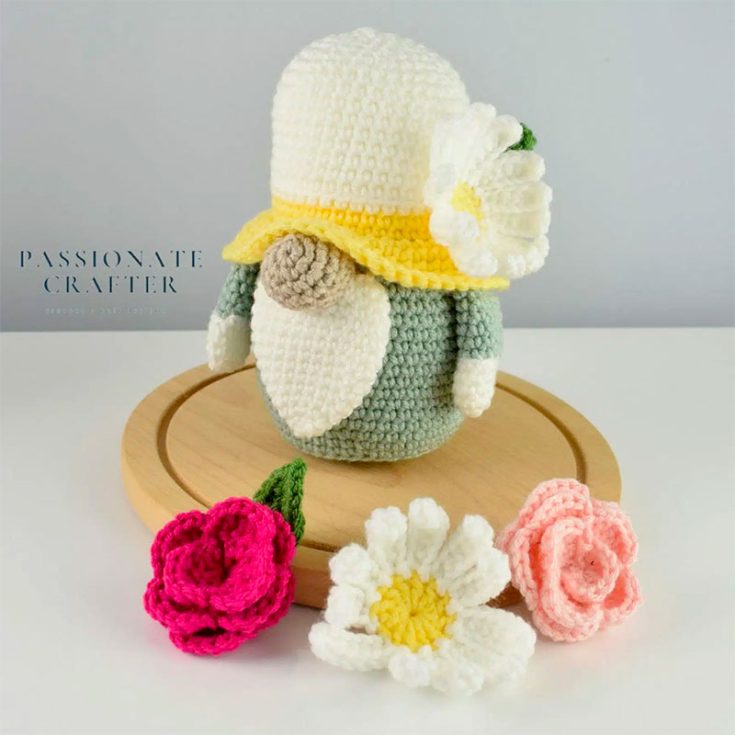 Gnomes are creatures who wander about in nature. Hence, it's no wonder that they look best when paired with natural elements, such as this daisy flower gnome!