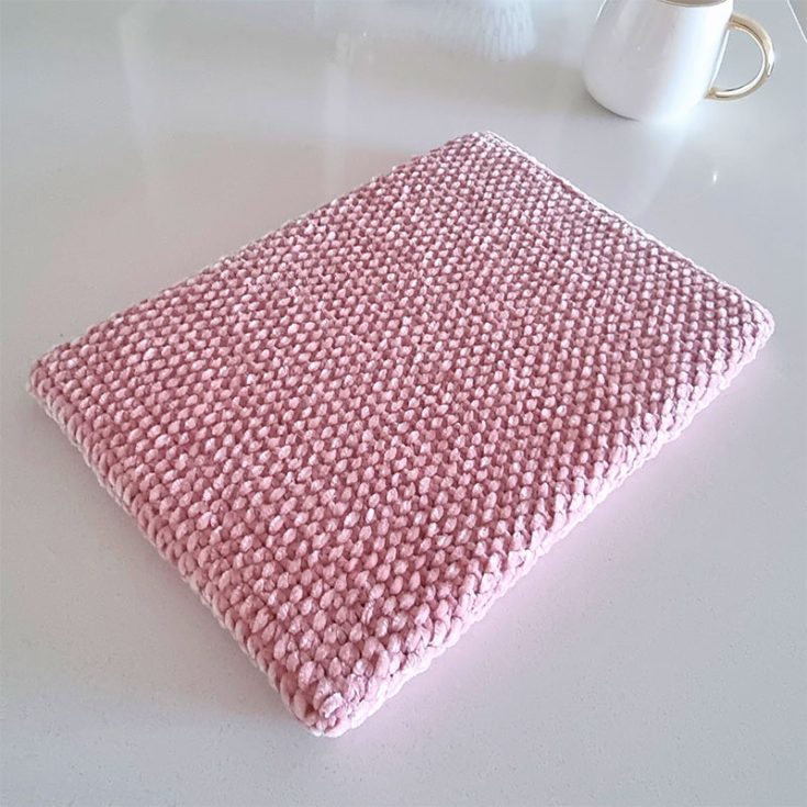 This crochet gift will keep a working mom, dad, or schooling teen's laptop safe and sound. Change the shades of yarns for a more personalized touch. difficulty:&nbsp;Beginner
