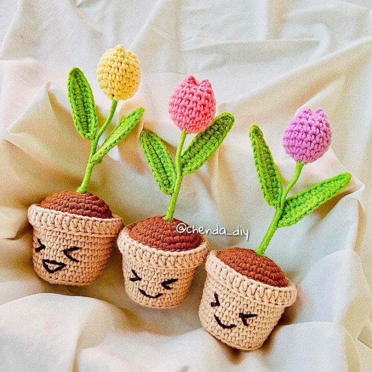 I just adore a cute flower tutorial, and this pattern is certainly one of them. This is an easy tulip pattern that even beginners may attempt. Simply switch up the colors and expressions to customize your tulip pots.