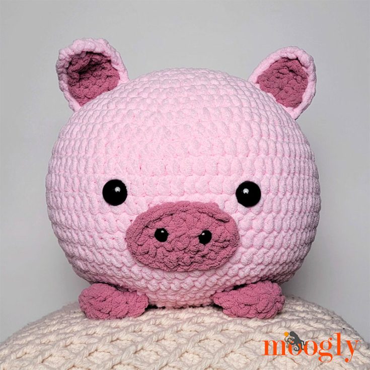 What's better than having a pig squish thats big enough to cuddle and squeeze? yield: 10" across/tall excluding ears, feet, and tail difficulty: avid beginner/ intermediate