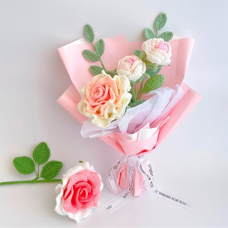 There are different techniques to make crochet flowers. As can be seen in this crochet rose bouquet tutorial, it assembles various already-made petals together.