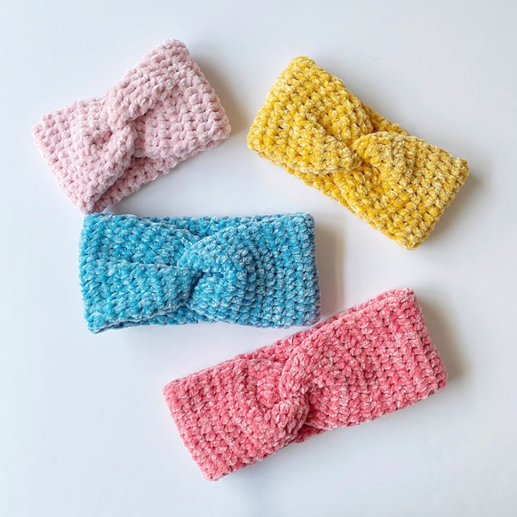 Velvet yarn can be difficult for beginners as it is quite slippery. Yet, the result is an extra warm and soft product. This tutorial comes with a head circumference chart and a free video tutorial that you can refer to.
