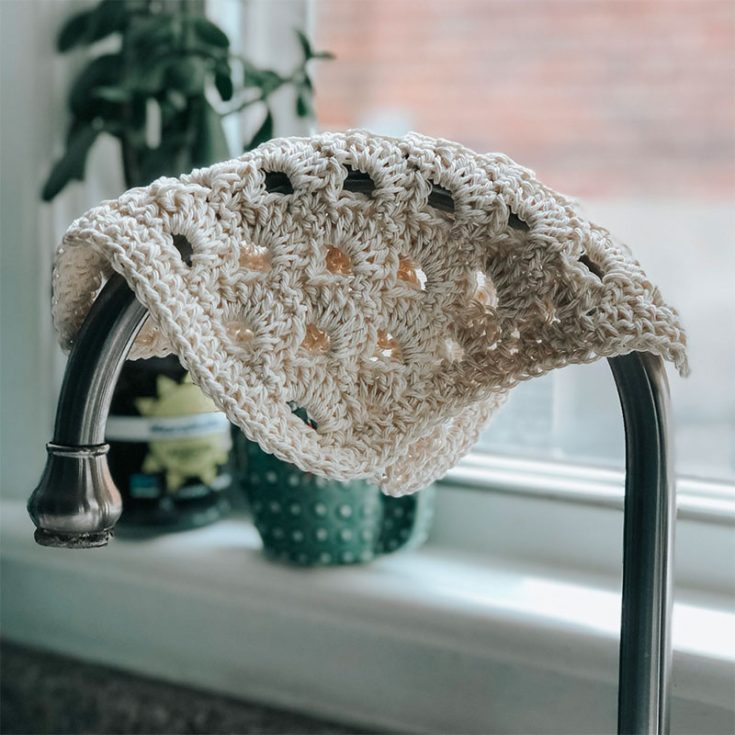 This dogwood dishcloth is a great gift to go with a kitchen or hand towel as a cute little set. Perfect as a crochet gift idea for any season for anyone! difficulty:&nbsp;Avid Beginner