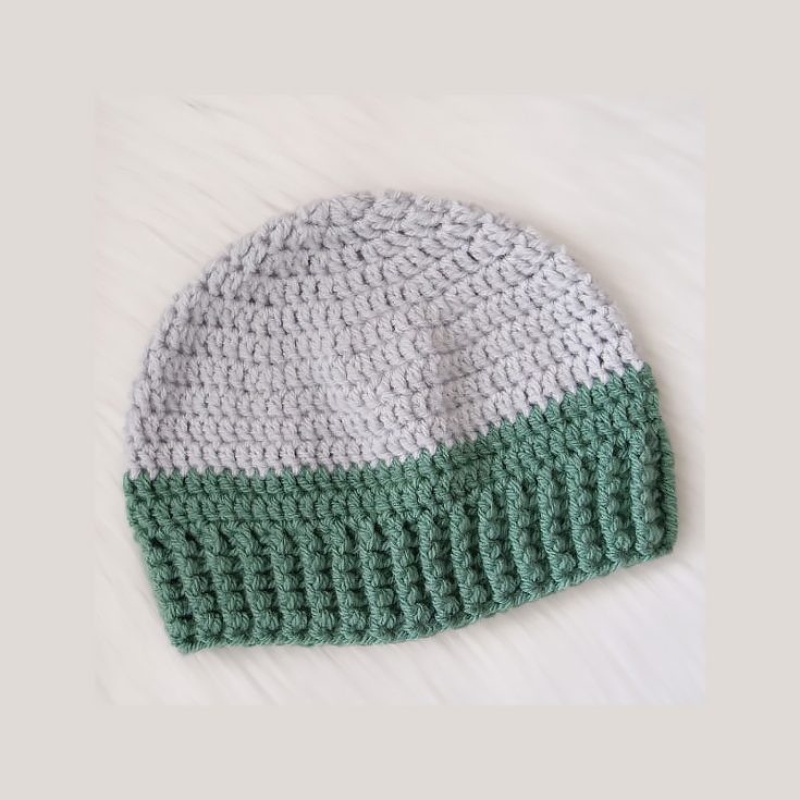 This crochet hat is made up of dc stitches for the crown and FPdc/BPdc for the band. This specific pattern uses a medium-weight yarn and a 6.5mm crochet hook, resulting in a thick and warm finish. If you prefer an airier hat, you can use a lighter yarn and its equivalent hook.