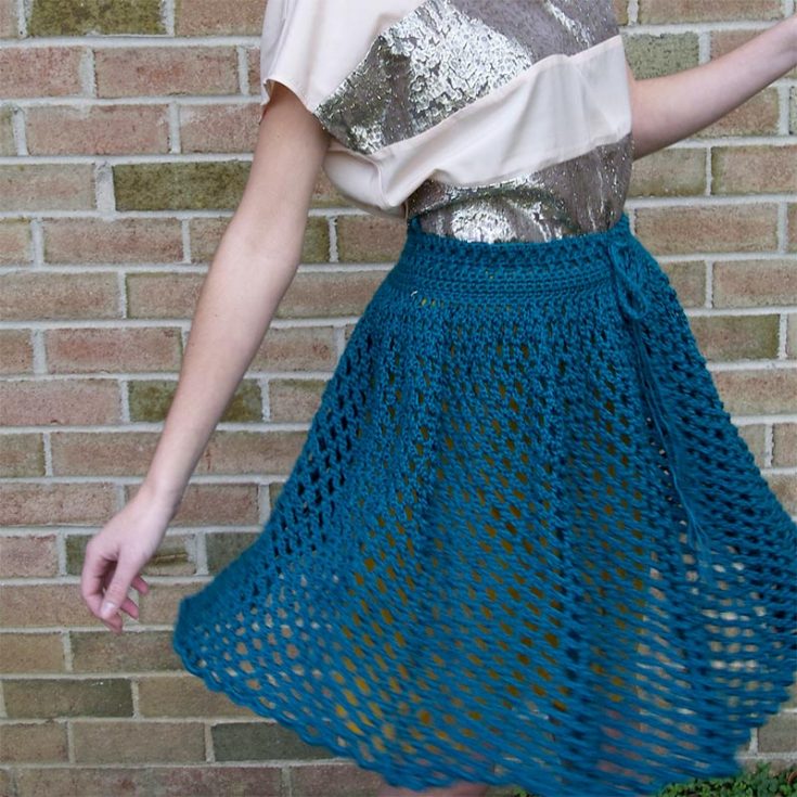 This lovely open work skirt is fabulous for layering over cute sundresses or to wear over your bathing suit. This pattern can be customized to to be made according to the waist measurements. Difficulty: Advanced Beginner