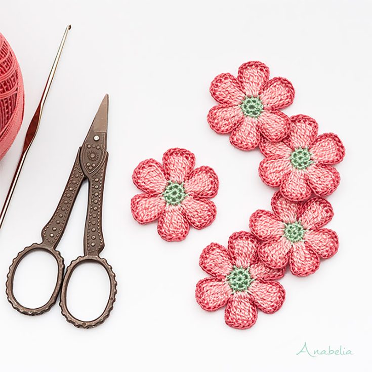 This fine cotton thread crochet flower pattern is suitable for beginners. Crochet a few of them to make a small wall decoration using only wire and leftover yarn, as shown in the pattern.