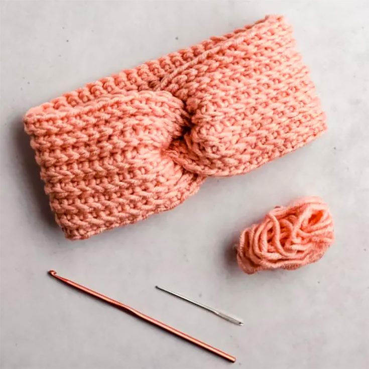 For beautiful and functional, this knit-look stitch pattern with a twisted front headband will warm up your ears and make you look so effortlessly beautiful. Making it an ideal crochet gift for the winter. difficulty: beginner