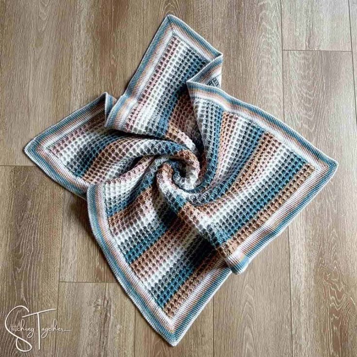 The waffle stitch creates a wonderfully soft texture. The stitches you need to know include chain stitch, double crochet stitch, and FPdc. It is completed with a single crochet edging, but you can choose to opt out of this.