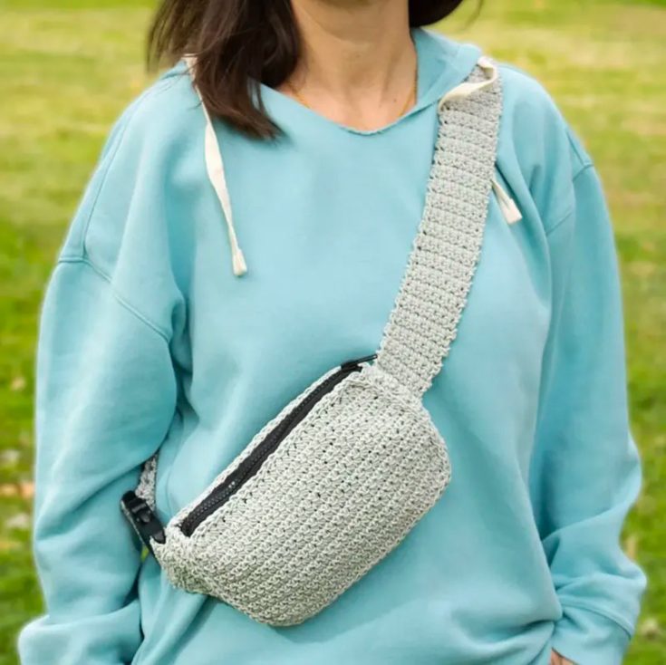 This particular fanny pack crossbody bag hybrid pattern is interesting as it gives you a medium-sized crossbody bag that is simple and not too overly complicated; hence beginners will feel less overwhelmed. This lovely simple monochrome color also makes it easy to match any outfit. difficulty: avid beginner