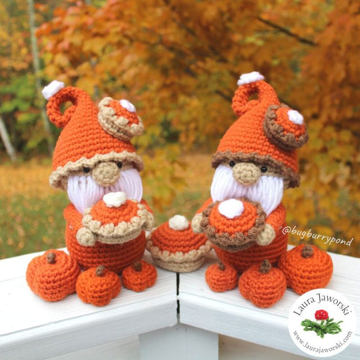 Instead of just crocheting a pumpkin all by itself, why not give it some company? This pumpkin pie gnome tutorial comes with instructions for making a pumpkin pie-loving gnome and little pumpkins. How cute is that?