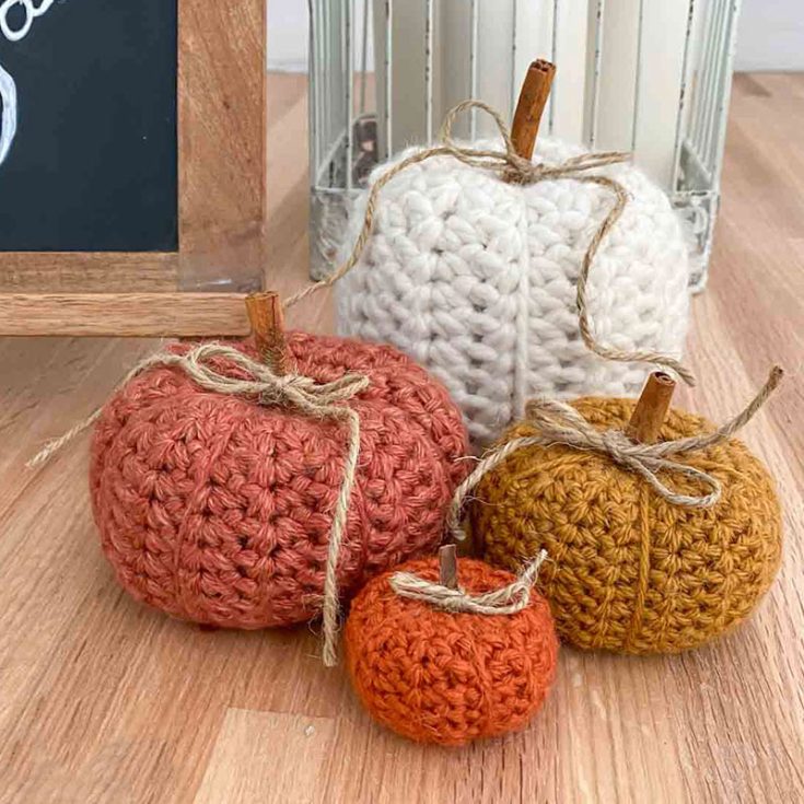 These farmhouse pumpkins are made using the Spider stitch, which is like a v-stitch but with single crochets. It also spins off the normal crochet pattern by using a cinnamon stick as a stem! A lovely touch indeed.