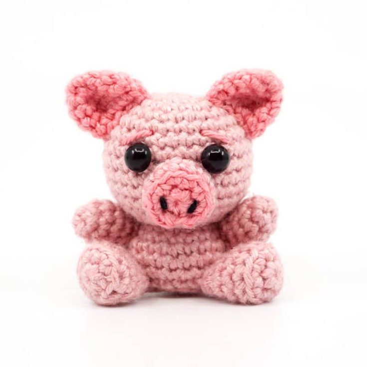 This crochet pig is crocheted in chain stitches, and single crochet stitches worked in spiral rounds. A great way to start for beginners!
