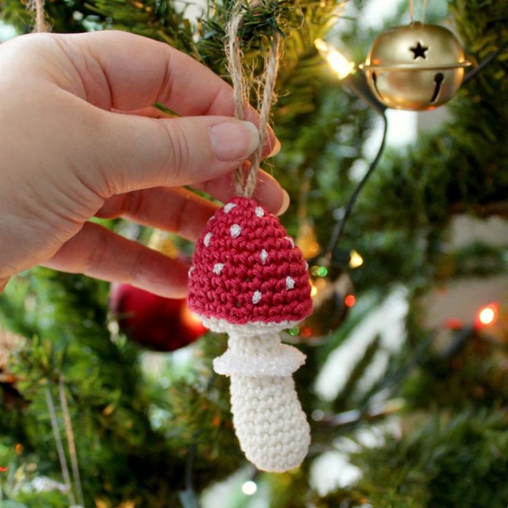 Crochet tiny mushrooms to hang around your Christmas tree!