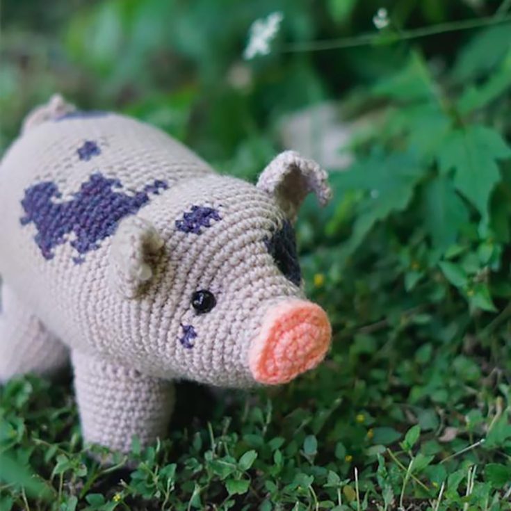 The muddy patches on this little crochet pig are the cherry on top of its adorableness. Both parts of the free pattern are available as separate CAL events, this is part one.