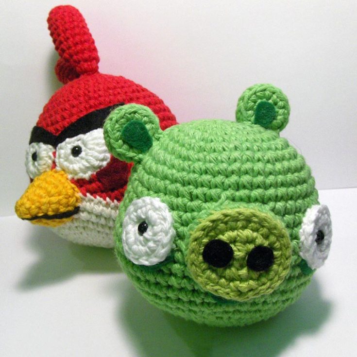Who hasn't heard of it? If you're a fan of Angry Birds, you'll be familiar with this infamous Green Pig. You can now make it using this simple crochet pattern. The pattern comes with the red bird too, so make them a set.