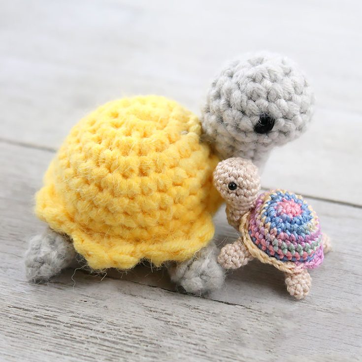This tiny free crochet turtle pattern can be found amongst other mini crochet patterns as well. If you have a penchant for tiny crochet figures, you've found your perfect tutorial!