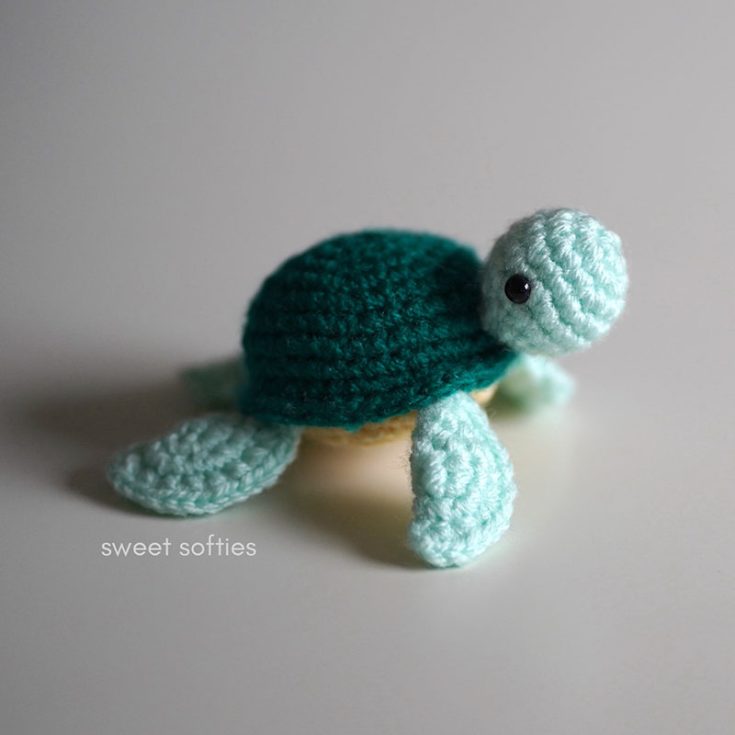 This quick and beginner-friendly crochet turtle slightly 'stands' up in the front when it's placed on a surface. Isn't it adorable?