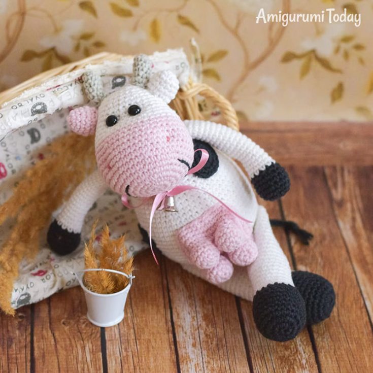 This Alpine cow pattern is a realistic rendition of a cow, with its parts and all! When finished, it sits at about 6.3 inches and is labeled as an easy amigurumi project.