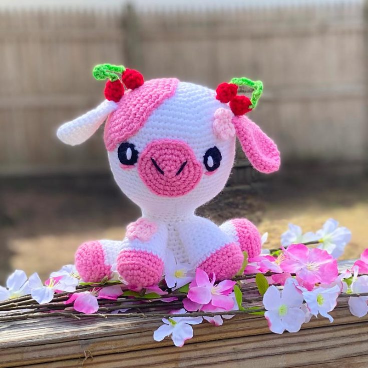 In addition to the strawberry cow crochet pattern, here is one for a cow in cherry blossoms! Sitting there, staring at you with her big cute eyes, isn't she the cutest thing ever? The finished length is approximately 9 inches.