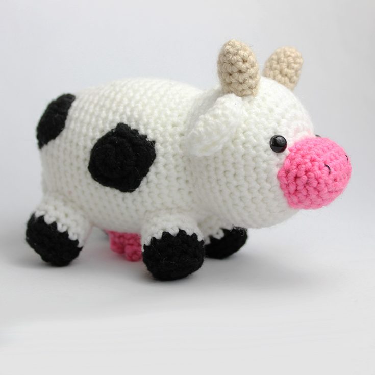 Here is an easy crochet cow pattern that is free and can be worked up really fast! This amigurumi cow measures approximately 8&rdquo; x 3.5&rdquo;. It has a pink udder underneath the body, so cute!
