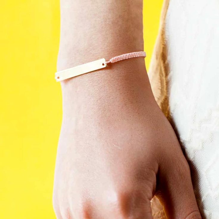 Another simple macrame bracelet with&nbsp;square knots. Opt for a brass bar this time for a sleek, trendy look. Adding some length to this will make it perfect for a macram&eacute; choker.