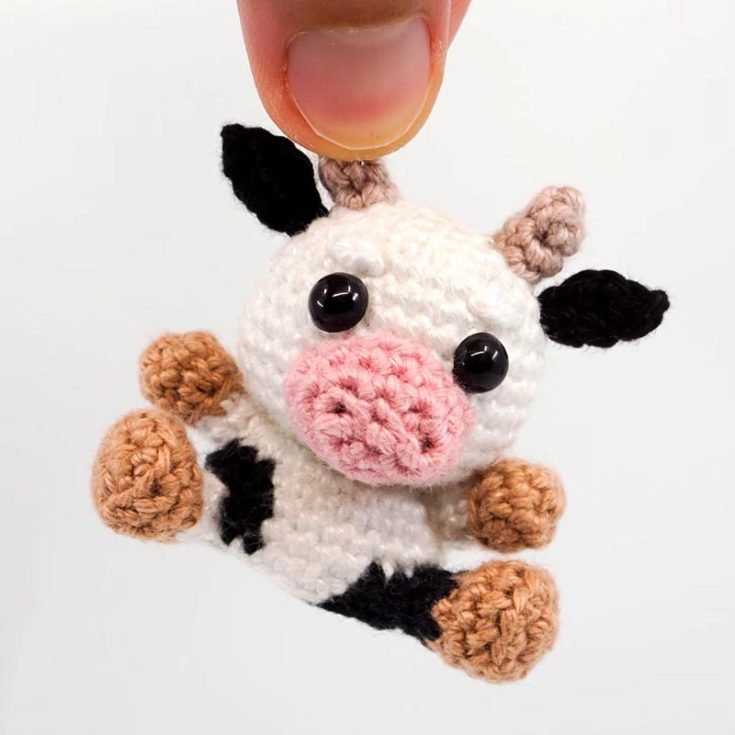 Looking for something a little more miniature? Learn how to crochet this tiny cow crochet pattern to create an amigurumi cow with a sitting height of only 5cm.
