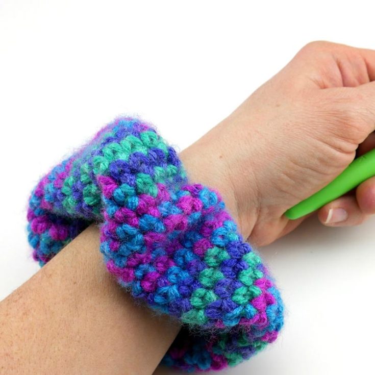 Have some fun alternating colors with this crochet scrunchie. Choose bright colors or any color that suits your color palatte and have a blast!