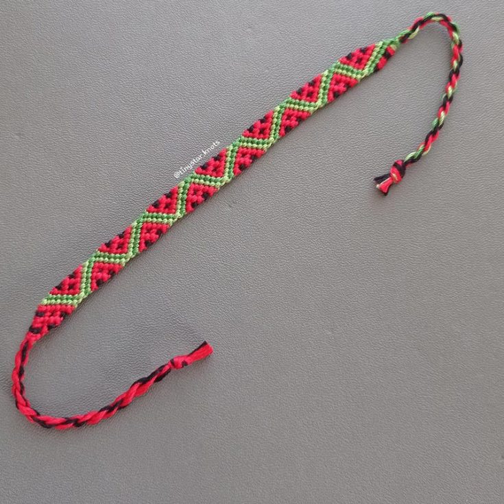Transform a zig-zag pattern into a watermelon&nbsp;friendship bracelet to give it a summery feel. What an interesting fruity twist!