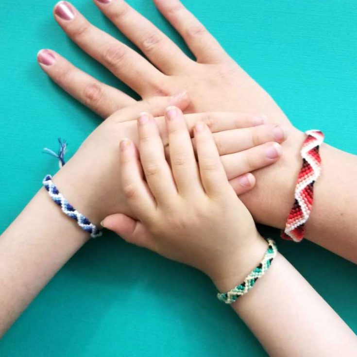 A simple creative touch with the string colors will allow you to create an amazing zigzag friendship bracelet. You can learn how to create it with a cool 3D effect by following this simple and unique tutorial!
