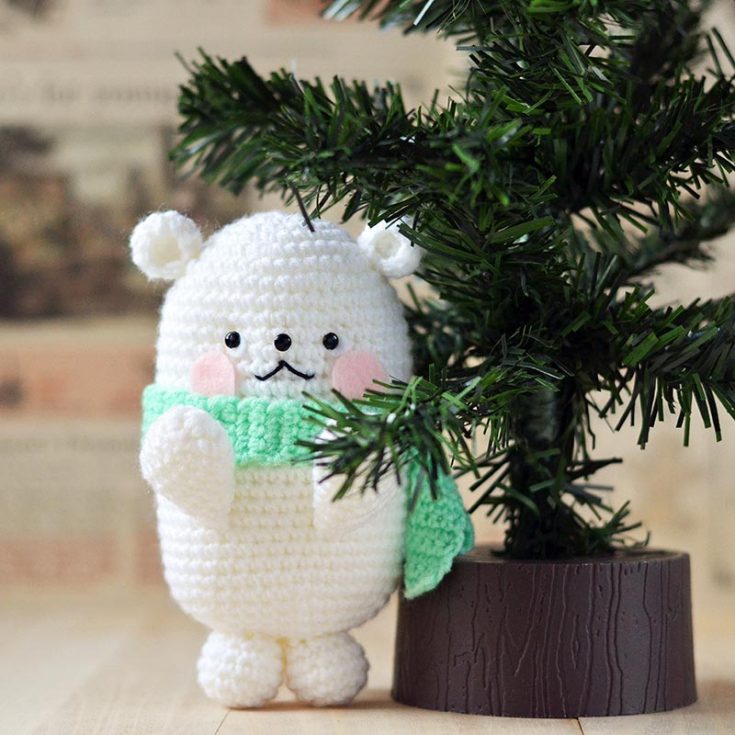Meet Bubblebum -- the all-white crochet polar bear amigurumi! He's crocheted from white acrylic yarn, while the scarf is made from cyan yarn. He's a quick and easy crochet animal pattern suitable for beginners!