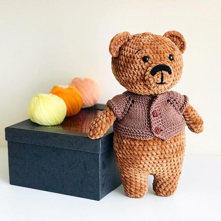 This crochet teddy bear is made using super bulky yarn for the visible thick yarn look that makes it really unique! The choice of yarn also gives him a lovely velvety sheen. This pattern gives 6 pages of detailed explanations step by step and a lot of pictures of the process. There's also a pattern of the knit shirt.