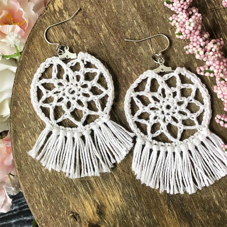 Looking for a classic dream catcher pair of earrings to crochet? Look no more, and make these mini Dream Catchers hang from your ears!