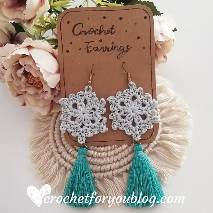 Do you love a good pair of seasonal earrings? Learn how to make this pair of super quick snowflake earrings with tassels that will make your guests gasp in awe!
