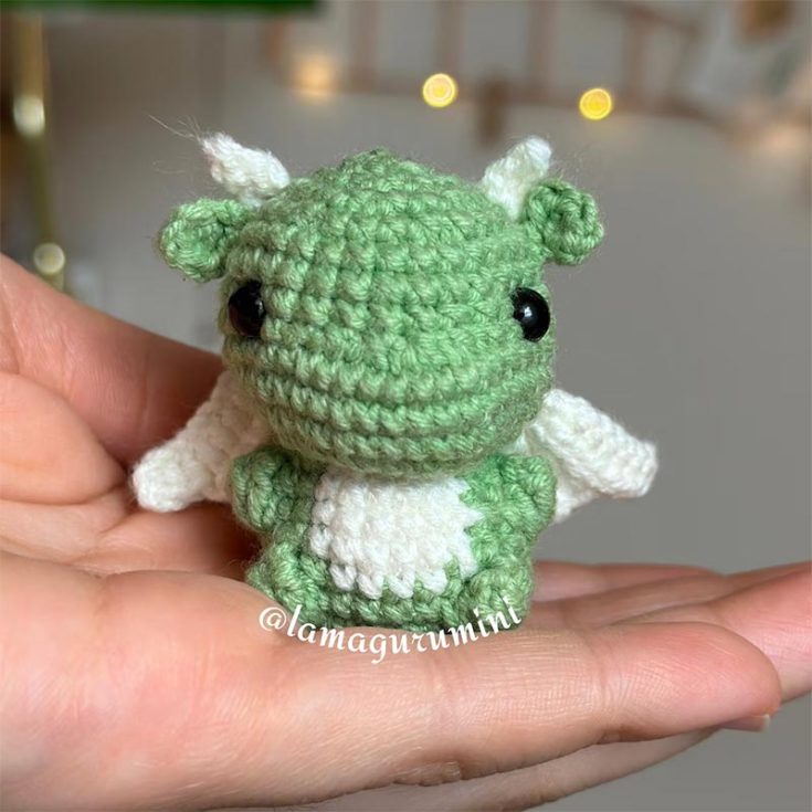 This full video tutorial would be a great place for beginners to begin amigurumi crochet. It features miniature, cute, and seamless baby dragon crochet patterns that can be transformed into keychains to be gifted!
