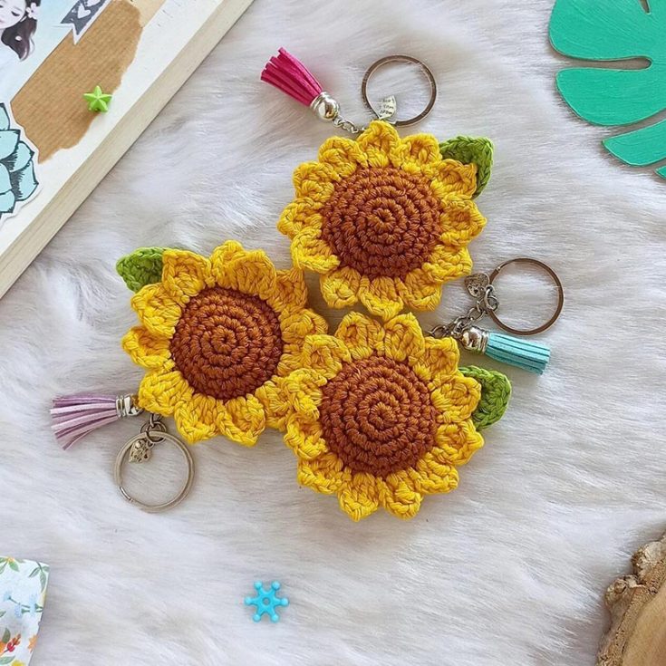 Crochet bright cheery sunflowers, then attach key rings onto them to transform them into keychains that can be brought around everywhere!