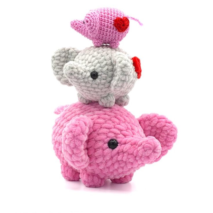 Learn to make this cute love elephant amigurumi crochet pattern that can be made into a keychain. It is an almost no-sew project (with only the feet requiring stitching)! It comes in two versions: 11cm/4" and 16cm/6", depending on which yarn you opt for.