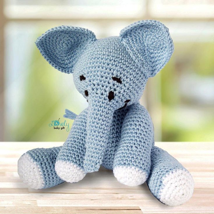 This free-for-download elephant crochet pattern is made with simple amigurumi stitches that an avid beginner with a fundamental base of amigurumi can attempt.