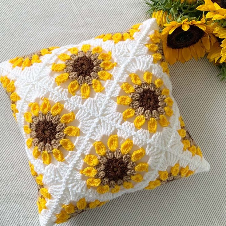 Solig means Sunny in Swedish, and it's the perfect name for this sunflower crochet pillow that will brighten up your home, announcing the presence of Summer/Spring again! This free and fast pattern enables you to create a beautiful 16" x 16" pillow even if you're short on time.