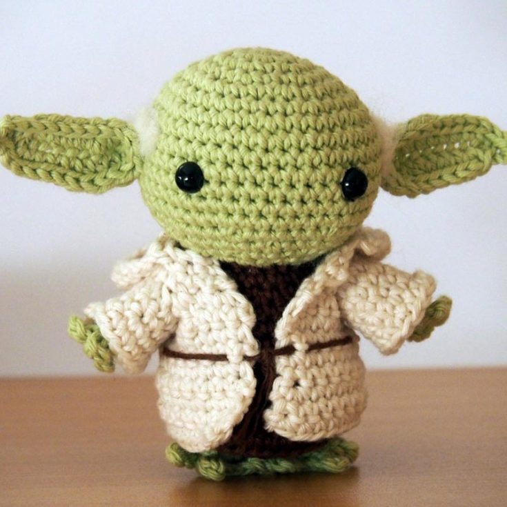 Made with cotton wool, this baby Yoda measures 10&rsquo;5 cm. Apart from its chubby little face, his special coat adds a lot of cuteness&mdash;and it&rsquo;s even detachable! Feel free to use it with every other amigurumi doll about the same size. It's an avid beginner pattern.